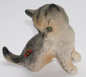 Preview: Porzellanfigur Katze sitzend grau-beige mit Marienkäfer Goebel 5cm #b (N)