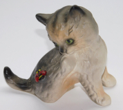 Porzellanfigur Katze sitzend grau-beige mit Marienkäfer Goebel 5cm #b (N)