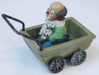 Gilde Figur Clown im Wagen sitzend mit Blumen 7x5cm H6,5cm