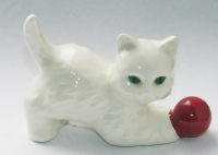 Porzellanfigur Katze weiß mit Ball rot Goebel Nr. 364 L7 H5,5cm (N)