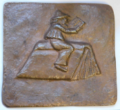 Bronze Plakette Relief lesender Mann Zwerg auf Buch sitzend 13,5x12,5cm (N)