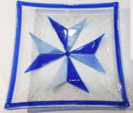 Seltene Schale Teller Mdina Glass Malta Malteser Kreuz in blau 21,5x21,5cm