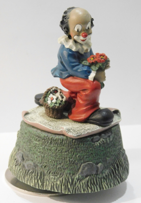 Gilde Figur knieender Clown mit Blumen Spieluhr Ø7,5 H11cm