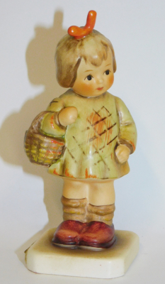 Hummelfigur Ich bring dir was brought you a gift Hummel Goebel 479 9,5cm I. Wahl (N)