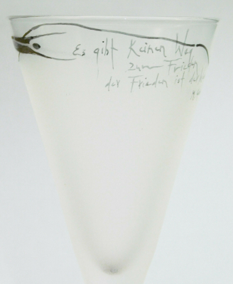 Kunstglas signiert M. H. Kammann 1990 Zitat Gandhi Frieden satiniert Likörglas (N)