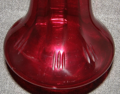 Große rote Glasvase um 1900 mit schönem Schliff 32,5cm (N)