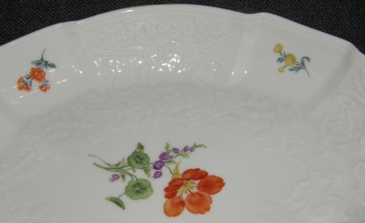 Schale Meissen Dulong Relief bunte Blume 25x19,2 II.Wahl (N)